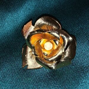 Vintage gold tone rose brooch with pearl